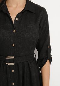 Born2be - Czarna Sukienka o Koszulowym Kroju z Paskiem z Klamrą Evelmio. Okazja: na co dzień. Typ kołnierza: kołnierzyk klasyczny. Kolor: czarny. Materiał: jeans. Długość rękawa: długi rękaw. Typ sukienki: koszulowe. Styl: casual, elegancki, klasyczny #5