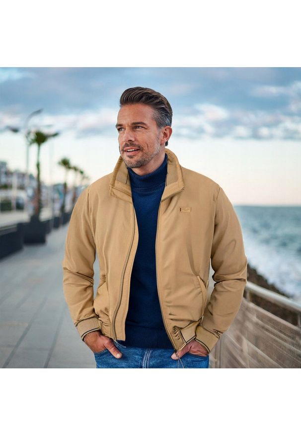 Ocieplona Zimowa Kurtka z Wysokim Kołnierzem - Pako Jeans - Beżowa. Kolor: beżowy, brązowy, wielokolorowy. Materiał: poliester, tkanina. Sezon: zima