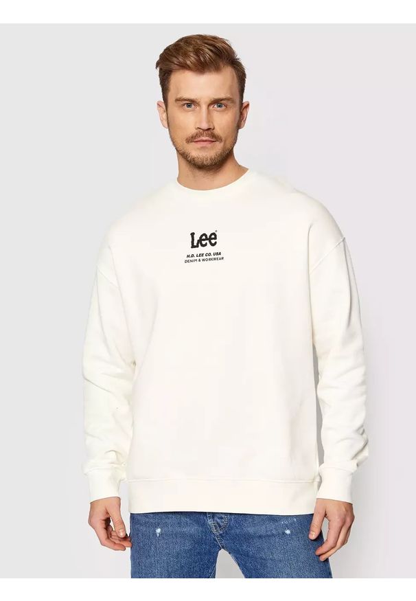 Lee - LEE LOGO LOOSE CREW MĘSKA BLUZA KLASYCZNA NADRUK ECRU L83TTJNQ. Wzór: nadruk. Styl: klasyczny