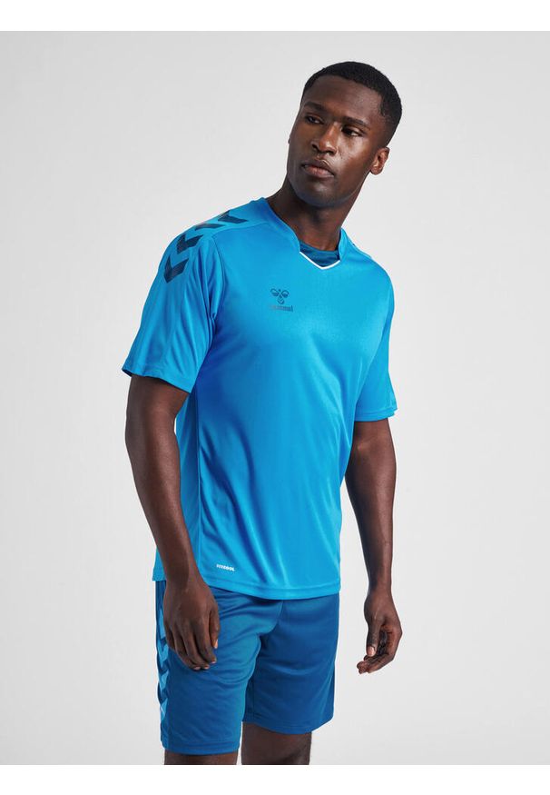 Koszulka piłkarska z krótkim rękawem męska Hummel Core XK Poly Jersey S/S. Kolor: niebieski. Materiał: jersey. Długość rękawa: krótki rękaw. Długość: krótkie. Sport: piłka nożna