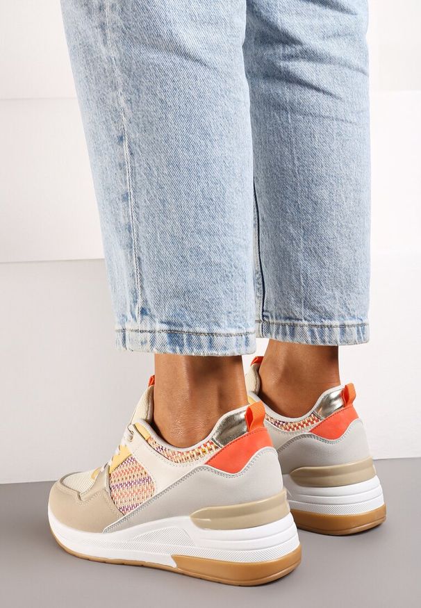 Renee - Beżowo-Pomarańczowe Sneakersy z Niskim Koturnem i Ozdobnymi Wstawkami Ysabeltia. Nosek buta: okrągły. Zapięcie: sznurówki. Kolor: beżowy. Materiał: materiał. Obcas: na koturnie. Wysokość obcasa: niski