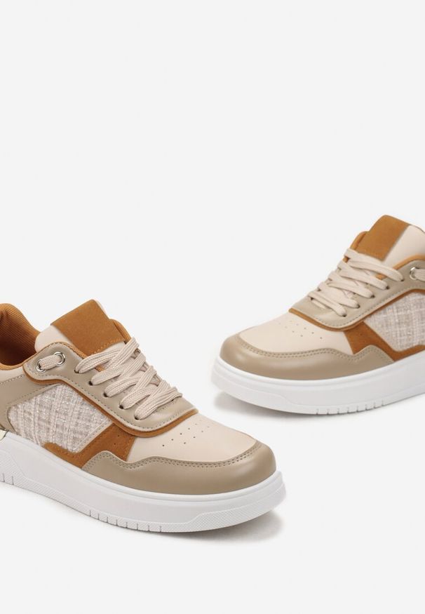 Renee - Beżowe Sneakersy Ozdobione Wstawką z Tweedowego Materiału Saini. Nosek buta: okrągły. Zapięcie: sznurówki. Kolor: beżowy. Materiał: materiał. Wzór: aplikacja. Sezon: jesień, wiosna. Obcas: na obcasie. Wysokość obcasa: niski