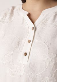 Born2be - Biała Bluzka Ozdobiona Guzikami i Haftowanymi Kwiatami Delmana. Okazja: na co dzień. Kolekcja: plus size. Kolor: biały. Materiał: materiał, tkanina. Wzór: aplikacja, kwiaty, haft. Sezon: lato. Styl: klasyczny, casual #6