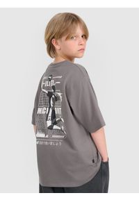 4f - 4F T-shirt oversize z nadrukiem chłopięcy - szary 122 (6-7 lat). Okazja: na co dzień. Kolor: szary. Materiał: jersey, bawełna, materiał, dzianina. Wzór: nadruk. Sezon: lato. Styl: sportowy, klasyczny, casual #1