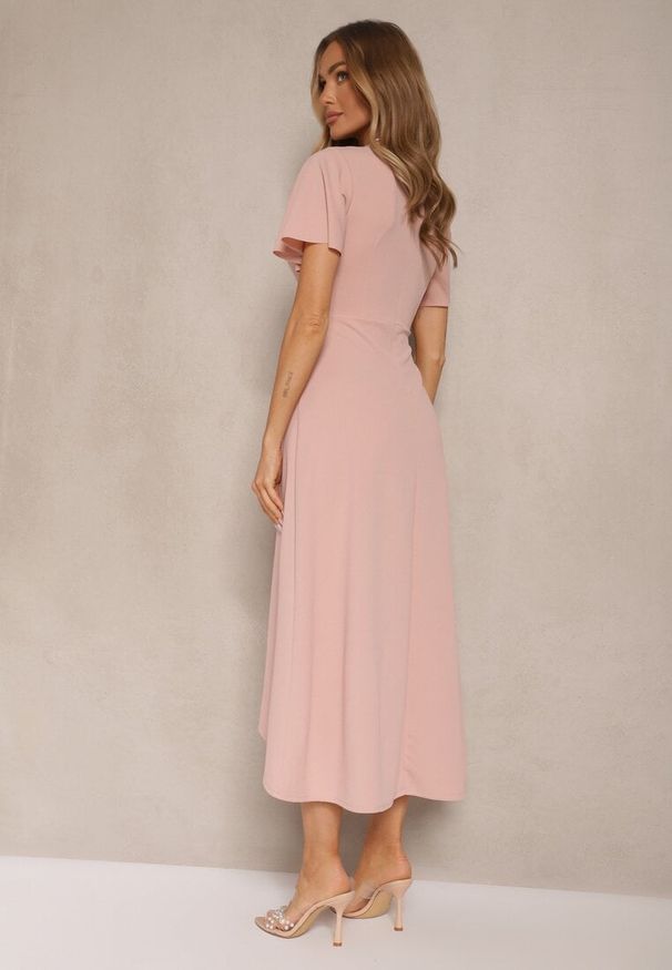 Renee - Różowa Sukienka o Rozkloszowanym Kroju z Marszczeniem Odarene. Kolor: różowy. Styl: klasyczny