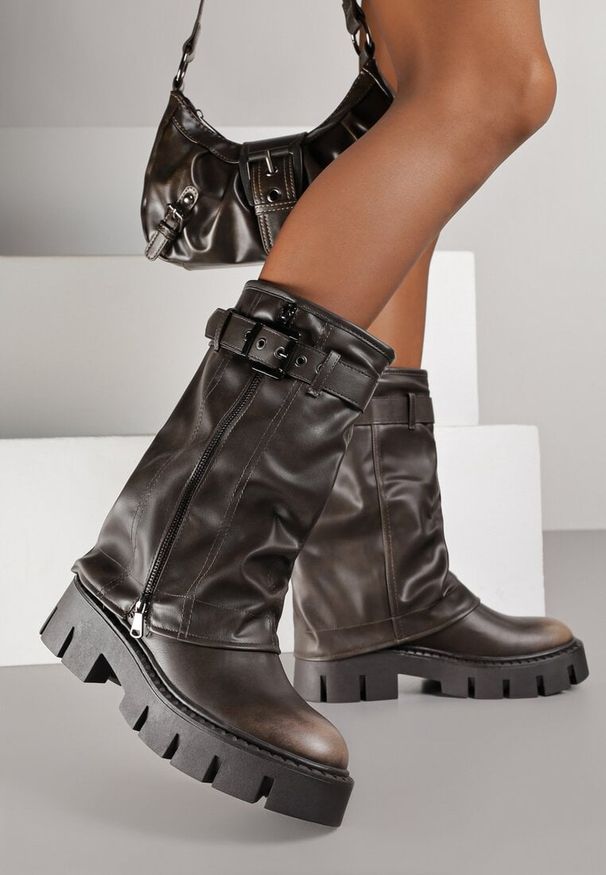 Renee - Brązowe Botki Biker Boots z Cholewką Imitującą Nogawkę z Klamerką Veresta. Kolor: brązowy. Materiał: koronka. Szerokość cholewki: normalna. Wzór: aplikacja