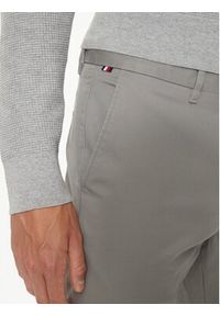 TOMMY HILFIGER - Tommy Hilfiger Chinosy Bleecker MW0MW26619 Szary Slim Fit. Kolor: szary. Materiał: bawełna