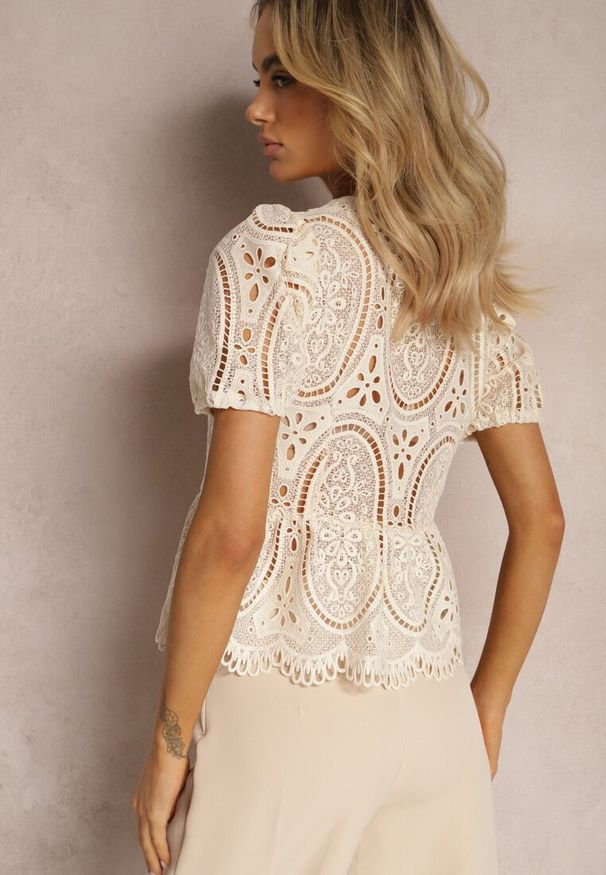 Renee - Jasnobeżowa Koronkowa Bluzka z Guzikami Wisterria. Kolor: beżowy. Materiał: koronka