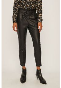 Vero Moda - Spodnie. Kolor: czarny. Materiał: tkanina, materiał, skóra, elastan. Wzór: gładki #1