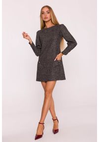 MOE - Elegancka sukienka tweedowa trapezowa mini czarna. Okazja: do pracy, na spotkanie biznesowe, na co dzień. Typ kołnierza: kokarda, dekolt w łódkę. Kolor: czarny. Wzór: aplikacja, melanż. Typ sukienki: trapezowe. Materiał: materiał, dzianina, tkanina. Długość rękawa: długi rękaw. Sezon: lato. Styl: elegancki. Długość: mini #9
