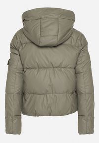 Born2be - Zielona Pikowana Kurtka Puffer z Kapturem i Ozdobnymi Taśmami Relania. Okazja: na co dzień, na spacer. Typ kołnierza: kaptur. Kolor: zielony. Materiał: skóra, poliester, dzianina. Styl: casual #4