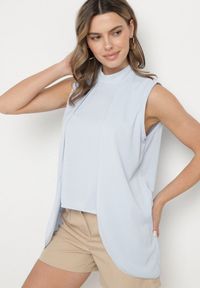 Born2be - Jasnoniebieska Asymetryczna Bluzka z Dłuższymi Bokami Fadeleira. Okazja: na co dzień. Kolor: niebieski. Materiał: jeans. Długość: długie. Styl: klasyczny, elegancki, casual #4