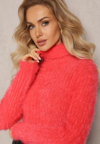Renee - Ciemnoróżowy Golf z Puchatego Materiału z Wełną i Długim Rękawem Geolla. Typ kołnierza: golf. Kolor: różowy. Materiał: wełna, materiał. Długość rękawa: długi rękaw. Długość: długie. Wzór: jednolity. Sezon: zima, jesień
