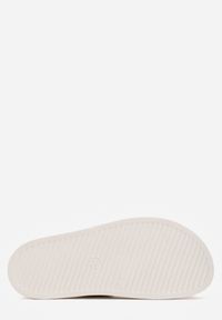 Born2be - Białe Klapki Ozdobione Dwoma Klamrami Sthosaildy. Okazja: na spacer. Kolor: biały. Materiał: satyna. Wzór: aplikacja. Sezon: lato. Styl: elegancki, boho #7