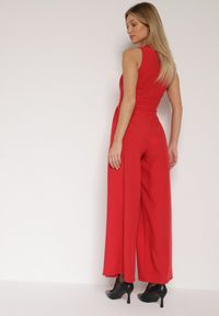 Born2be - Czerwony Elegancki Kombinezon z Ozdobnymi Zakładkami Zellysha. Okazja: na co dzień, na spotkanie biznesowe. Kolor: czerwony. Wzór: aplikacja. Styl: elegancki #4