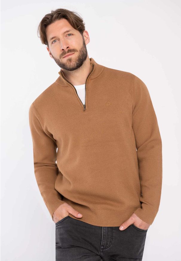 Volcano - Sweter ze stójką S-JOIN. Typ kołnierza: kołnierzyk stójkowy. Kolekcja: plus size. Kolor: kremowy. Materiał: wiskoza, skóra, poliester, poliamid, włókno. Styl: klasyczny
