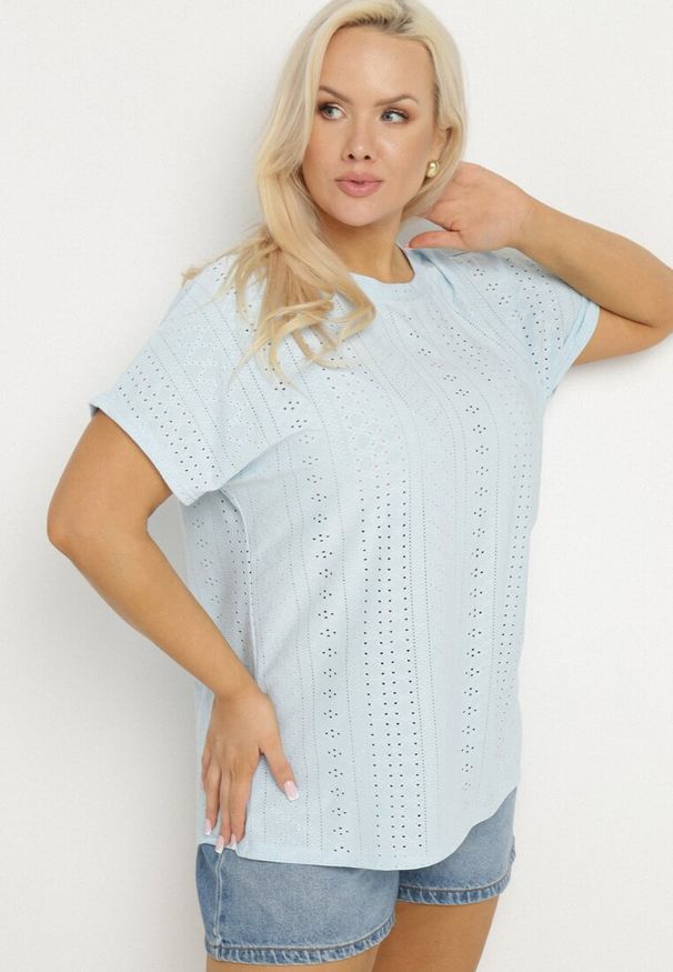 Born2be - Jasnoniebieski Klasyczny T-shirt z Bawełną Nilavienna. Okazja: na co dzień. Kolor: niebieski. Materiał: bawełna. Styl: klasyczny