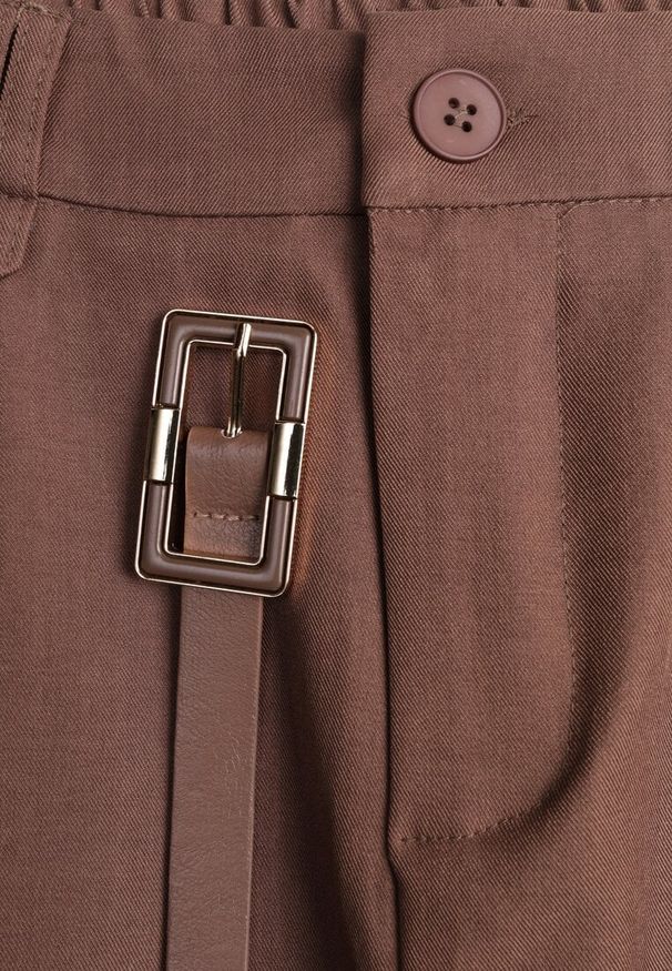 Renee - Brązowe Szorty Ozdobione Paskiem i Metaliczną Klamrą Tinalin. Okazja: na co dzień. Kolor: brązowy. Wzór: aplikacja. Sezon: wiosna. Styl: casual, elegancki