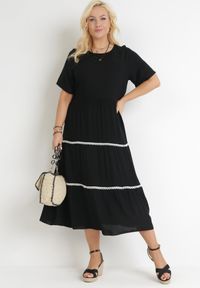 Born2be - Czarna Rozkloszowana Sukienka Maxi Wiązana z Tyłu Zathia. Kolor: czarny. Materiał: materiał. Wzór: ażurowy. Długość: maxi #2