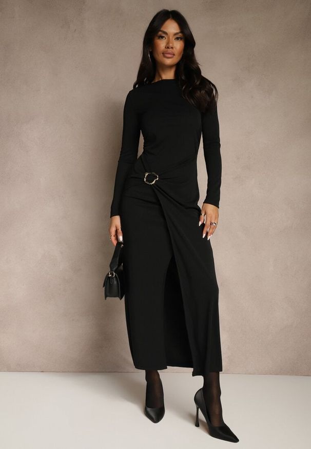 Renee - Czarna Elegancka Sukienka Zdobiona Marszczeniem i Metaliczną Aplikacją Raselia. Okazja: na imprezę. Kolor: czarny. Materiał: skóra. Długość rękawa: długi rękaw. Wzór: aplikacja. Styl: elegancki