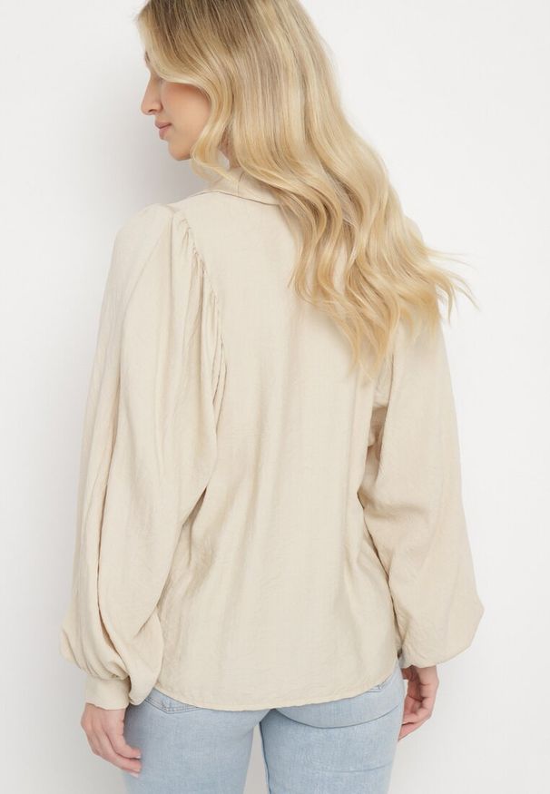 Born2be - Jasnobeżowa Koszula z Rękawami typu Nietoperz i Guzikami Syrai. Kolor: beżowy. Materiał: wiskoza, tkanina. Długość rękawa: długi rękaw. Długość: długie