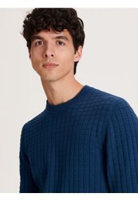 Reserved - Sweter z waflowym splotem - granatowy. Kolor: niebieski. Materiał: bawełna, dzianina. Wzór: ze splotem #1