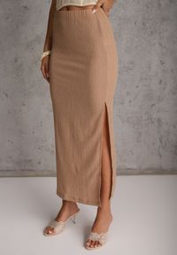 Renee - Ciemnobeżowa Teksturowana Spódnica Ołówkowa z Rozcięciem z Boku Piremilia. Okazja: na co dzień, na spacer. Kolor: beżowy. Materiał: tkanina. Styl: elegancki, casual #2