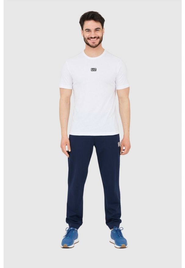 EA7 Emporio Armani - EA7 Biały t-shirt męski z naszywką z logo, Rozmiar XXL. Kolor: biały. Wzór: aplikacja