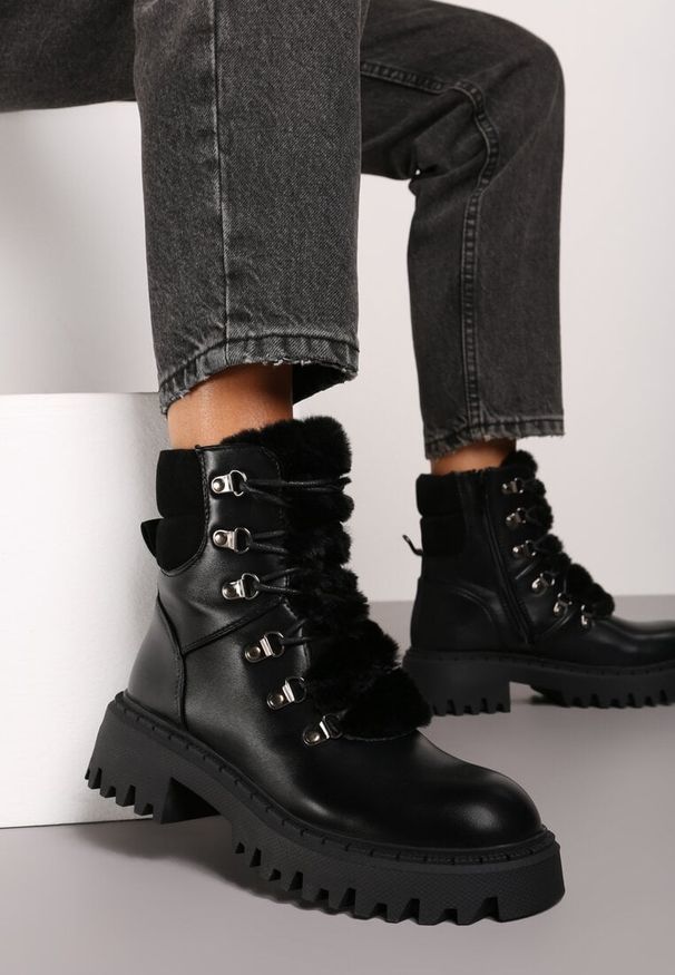 Renee - Czarne Trapery w Casualowym Stylu z Futerkowym Zdobieniem na Języku Taniapea. Okazja: na co dzień. Zapięcie: sznurówki. Kolor: czarny. Materiał: jeans, puch. Szerokość cholewki: normalna. Wzór: aplikacja. Styl: klasyczny, casual, street