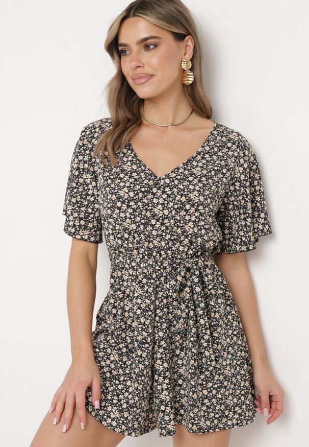 Born2be - Czarno-Beżowy Kombinezon z Gumką w Pasie Zapinany przy Karku na Guzik z Dodatkowym Materiałowym Paskiem Odilla. Okazja: do pracy, na spotkanie biznesowe. Kolor: czarny. Materiał: materiał. Długość rękawa: krótki rękaw. Długość: długie. Styl: elegancki, biznesowy