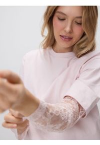 Reserved - T-shirt z koronkowymi rękawami - pastelowy róż. Kolor: różowy. Materiał: koronka