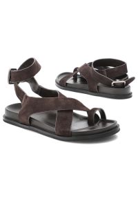 Sandały damskie S.Barski, cholewka ze skóry naturalnej zamszowej pasek wokół kostki płaska podeszwa casualowy styl, brązowe, CR61-3049. Okazja: na co dzień. Zapięcie: pasek. Kolor: brązowy. Materiał: skóra, zamsz. Obcas: na płaskiej podeszwie. Styl: casual #3