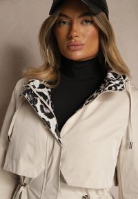 Renee - Jasnobeżowa Kurtka Parka Ozdobiona Sznurkami przy Odpinanym Kapturze Loriballe. Okazja: na co dzień. Kolor: beżowy. Materiał: jeans. Wzór: aplikacja. Sezon: jesień. Styl: casual #2