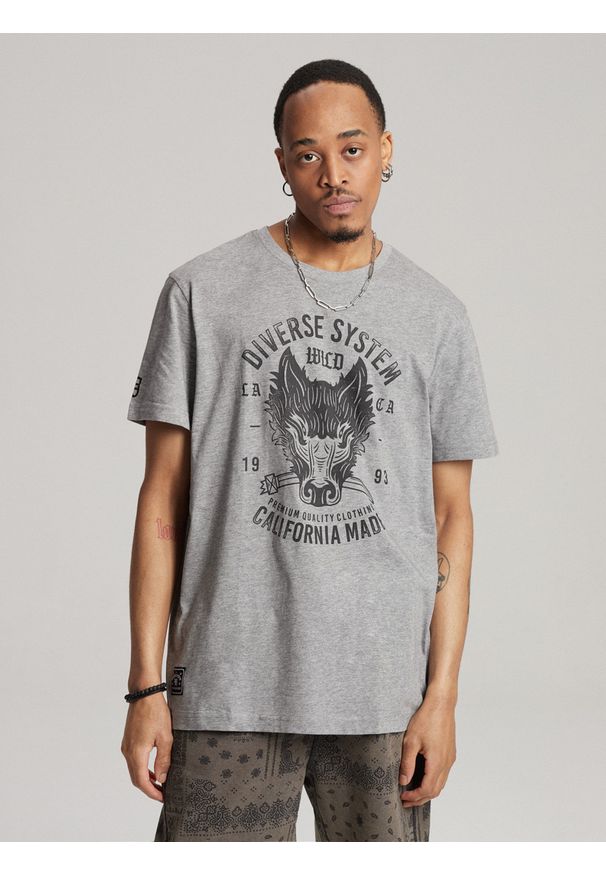 Diverse - T-shirt męski z nadrukiem WOLF CALI S1819 - szary. Kolor: szary. Materiał: poliester, bawełna. Wzór: nadruk