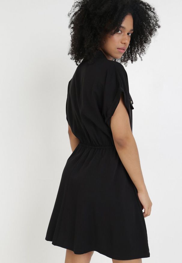 Born2be - Czarna Sukienka Priaphelous. Kolor: czarny. Materiał: tkanina, bawełna. Długość rękawa: krótki rękaw. Wzór: aplikacja. Typ sukienki: rozkloszowane, koszulowe. Długość: mini