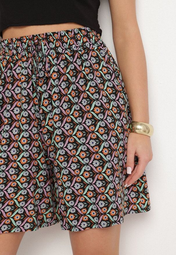 Born2be - Czarne Bawełniane Szorty z Wysokim Stanem w Kwiaty Napione. Okazja: na co dzień. Stan: podwyższony. Kolor: czarny. Materiał: bawełna. Wzór: kwiaty. Styl: casual