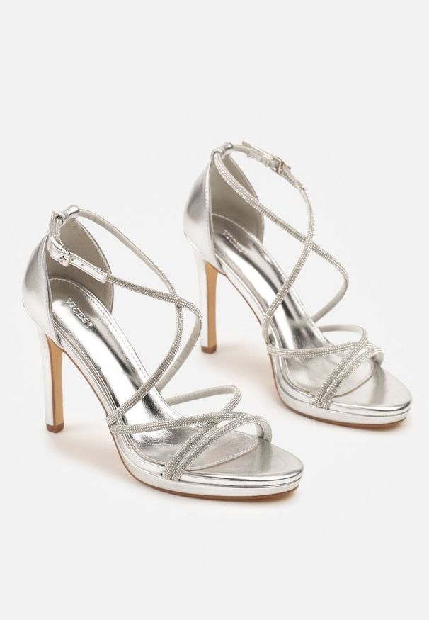 Born2be - Srebrne Sandały Vices na Szpilce z Cyrkoniami Deviore. Zapięcie: sprzączka. Kolor: srebrny. Wzór: aplikacja. Obcas: na szpilce. Styl: klasyczny, elegancki, wizytowy
