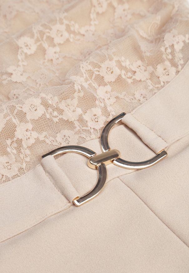 Born2be - Jasnobeżowy Kombinezon bez Rękawów z Metaliczną Ozdobą i Prostymi Nogawkami Karivalle. Okazja: na co dzień. Kolor: beżowy. Długość rękawa: bez rękawów. Wzór: aplikacja. Styl: elegancki, klasyczny, casual