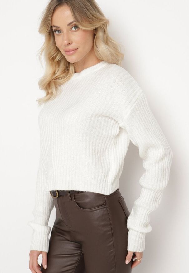 Born2be - Jasnobeżowy Sweter o Pudełkowym Kroju z Prążkowanym Tłoczeniem Omelis. Okazja: na co dzień. Kolor: beżowy. Materiał: prążkowany. Długość rękawa: długi rękaw. Długość: długie. Styl: elegancki, casual