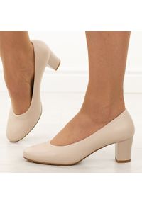 Cieliste czółenka damskie na słupku Sergio Leone Pb177. Okazja: na wesele, na spotkanie biznesowe, na ślub cywilny. Materiał: skóra. Szerokość cholewki: normalna. Sezon: wiosna, jesień. Obcas: na słupku. Styl: elegancki, biznesowy #1