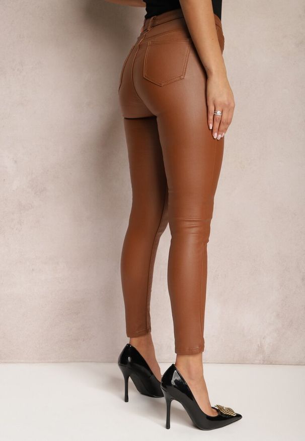 Renee - Jasnobrązowe Spodnie Skinny z Ekoskóry Zejomi. Stan: podwyższony. Kolor: brązowy. Materiał: skóra ekologiczna