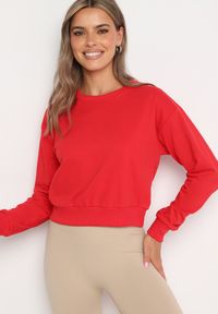 Born2be - Czerwona Bluza z Dodatkiem Bawełny Wykończona Ściągaczami Evilaya. Okazja: na co dzień. Kolor: czerwony. Materiał: bawełna. Długość rękawa: długi rękaw. Długość: długie. Styl: sportowy, casual