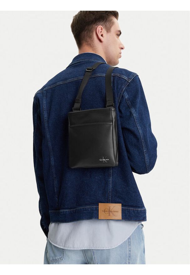 Calvin Klein Jeans Saszetka Mono Logo Flat Pack 18 LV04G3107G Czarny. Kolor: czarny. Materiał: skóra