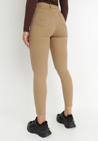Born2be - Beżowe Spodnie Skinny Commins. Kolor: beżowy. Materiał: tkanina. Długość: długie. Wzór: jednolity. Styl: elegancki #7