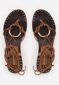 Renee - Brązowe Sandały Japonki w Stylu Rzymianek z Metaliczną Aplikacją Nemorlyn. Okazja: na co dzień. Zapięcie: pasek. Kolor: brązowy. Materiał: len. Wzór: aplikacja. Sezon: lato. Obcas: na płaskiej podeszwie. Styl: boho, wakacyjny, casual #8