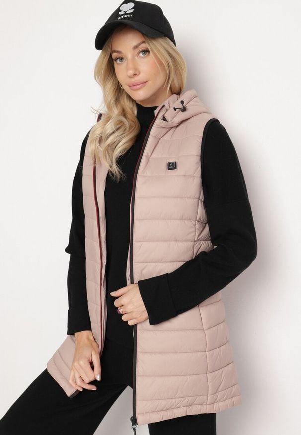 Born2be - Ciemnoróżowa Pikowana Kamizelka o Taliowanym Kroju z Odpinanym Kapturem Inathisse. Okazja: na co dzień. Kolor: różowy. Materiał: bawełna, dzianina. Wzór: aplikacja. Styl: casual