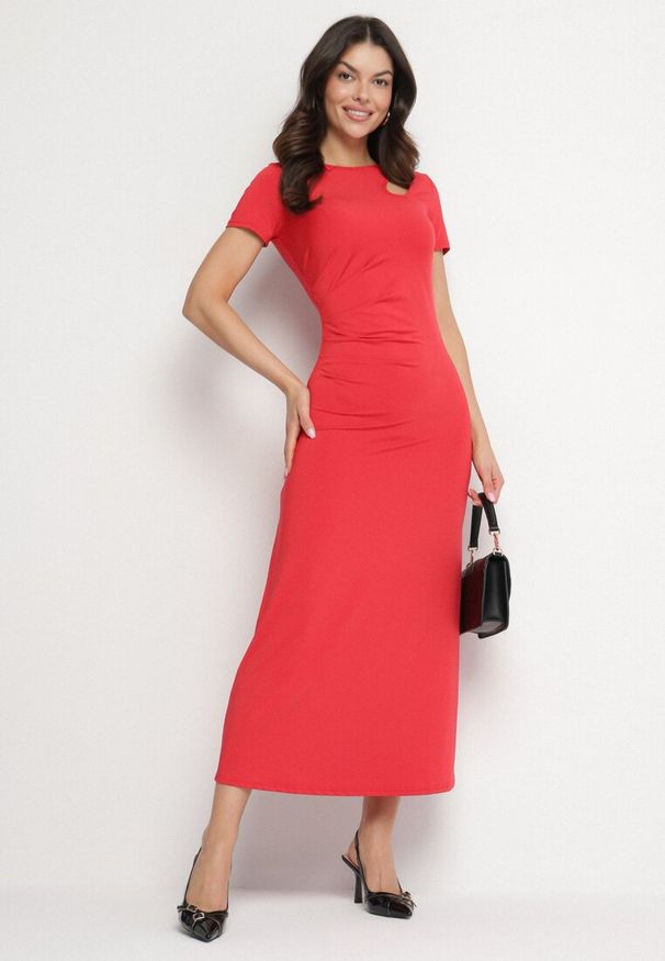 Born2be - Czerwona Sukienka o Dopasowanym Fasonie z Lekkimi Marszczeniami Aporea. Okazja: na co dzień. Kolor: czerwony. Długość rękawa: krótki rękaw. Sezon: wiosna, lato. Typ sukienki: sportowe, dopasowane. Styl: sportowy, casual, elegancki