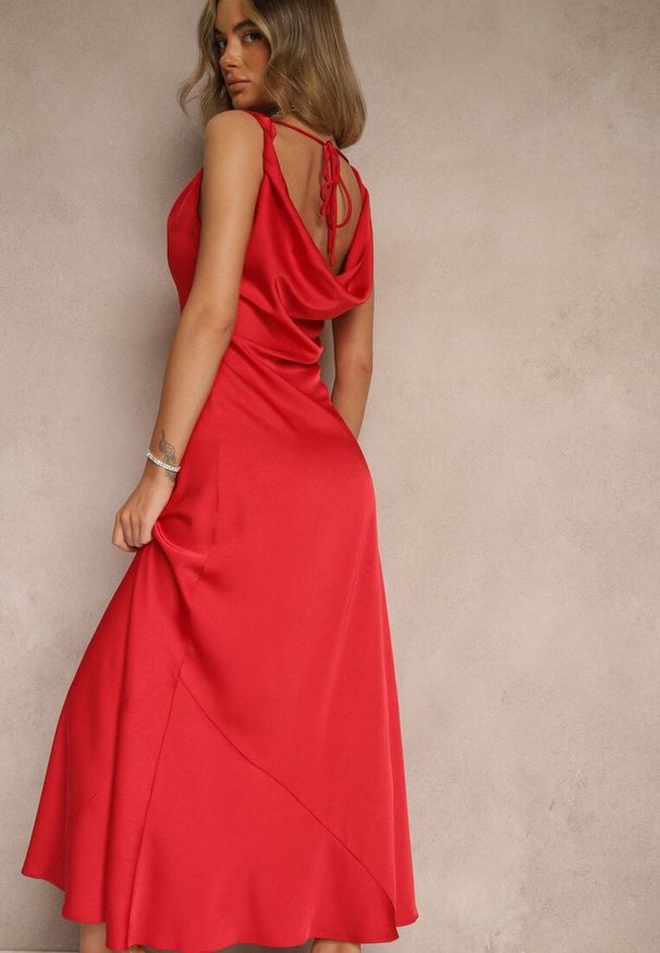 Renee - Czerwona Taliowana Sukienka Vices Wiązana przy Karku Zinvea. Kolor: czerwony. Typ sukienki: proste. Styl: elegancki