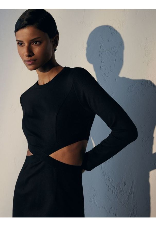 Reserved - Dzianinowa sukienka midi z wycięciami - czarny. Kolor: czarny. Materiał: dzianina. Długość: midi