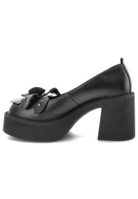 Czarne Półbuty Karino Eleganckie Obuwie Damskie Na Obcasie. Okazja: na co dzień. Kolor: czarny. Materiał: skóra, jeans. Wzór: kwiaty. Obcas: na obcasie. Styl: elegancki. Wysokość obcasa: średni #5